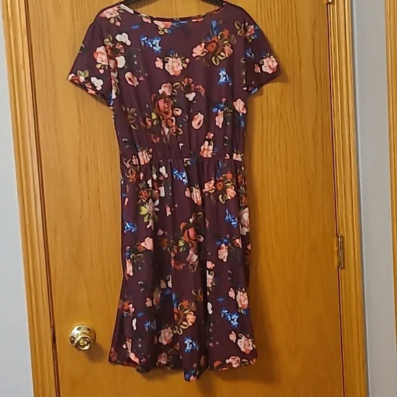 Floral Burgundy Dress Size Large With Hidden Side Pockets - Picture 3 of 5